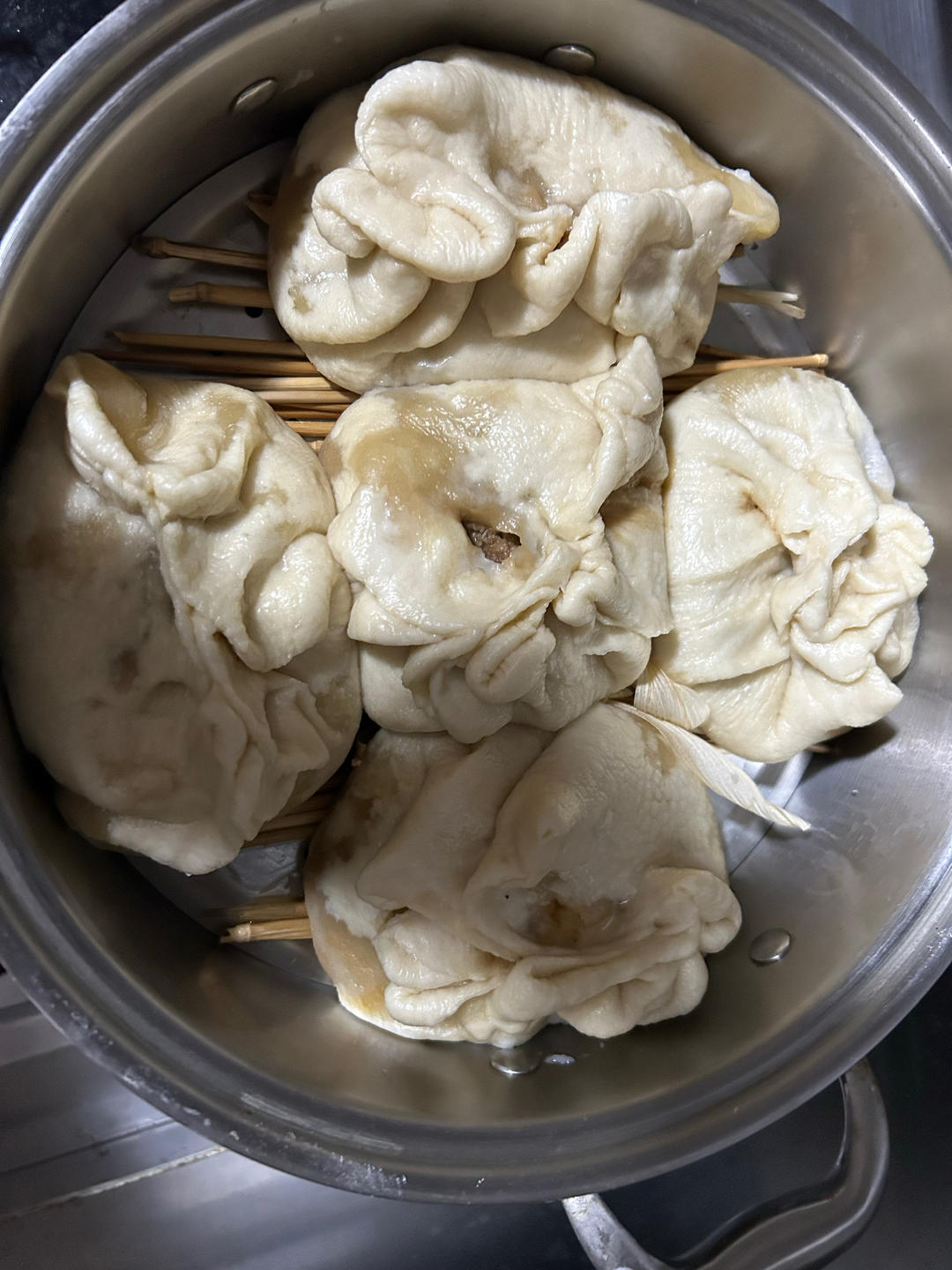 松软多汁的香葱香菇肉包子