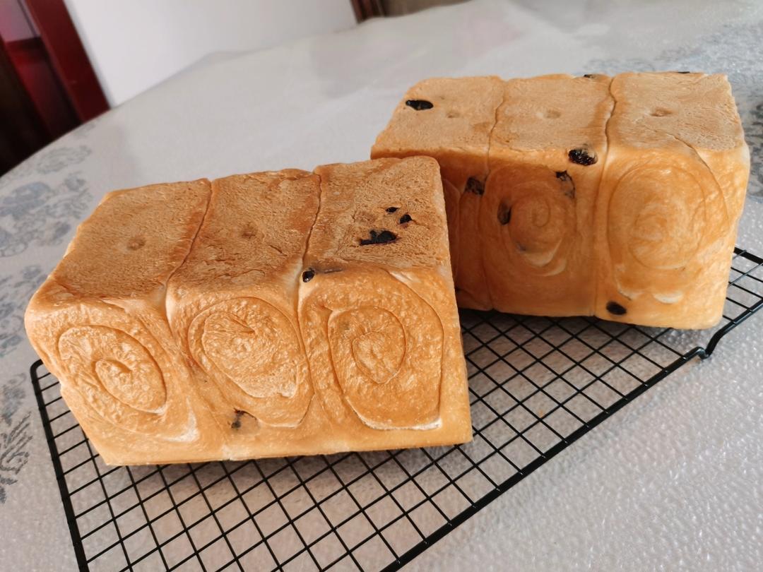 我最近每天做一个的葡萄干吐司，真的超松软好吃！
