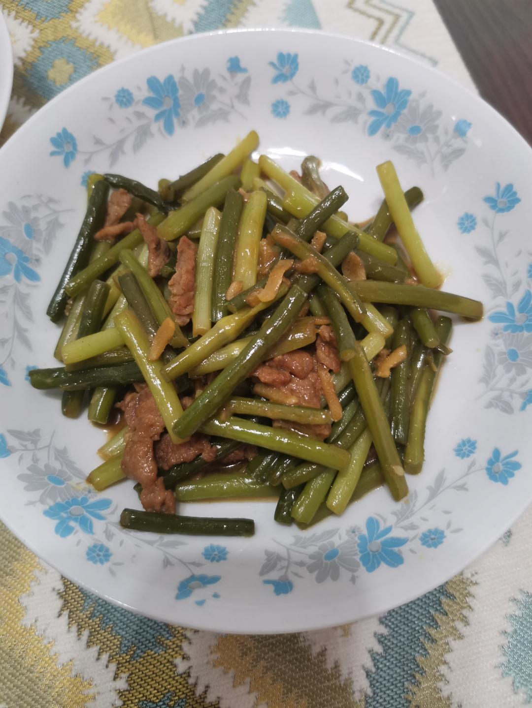 简单易做的下饭菜－蒜苔炒肉