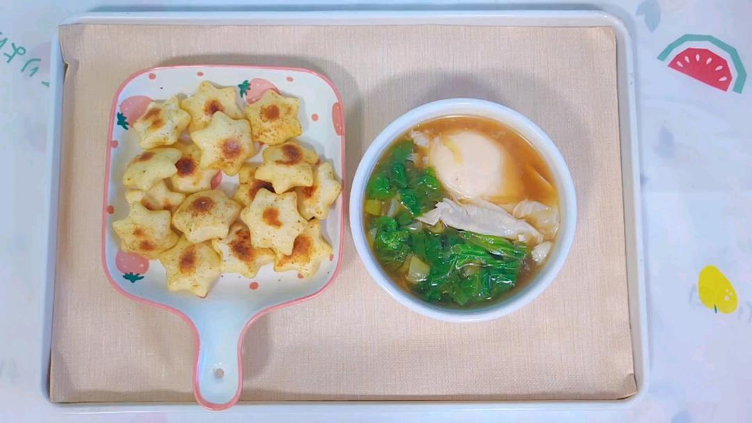 家常饭菜最养人之普通人的一日三餐。今天用吃剩的小馒头十分钟就可以得到一份简单，好吃，又管饱的懒人早餐：香煎孜然小馒头，生菜鸡蛋汤。食材放视频末尾