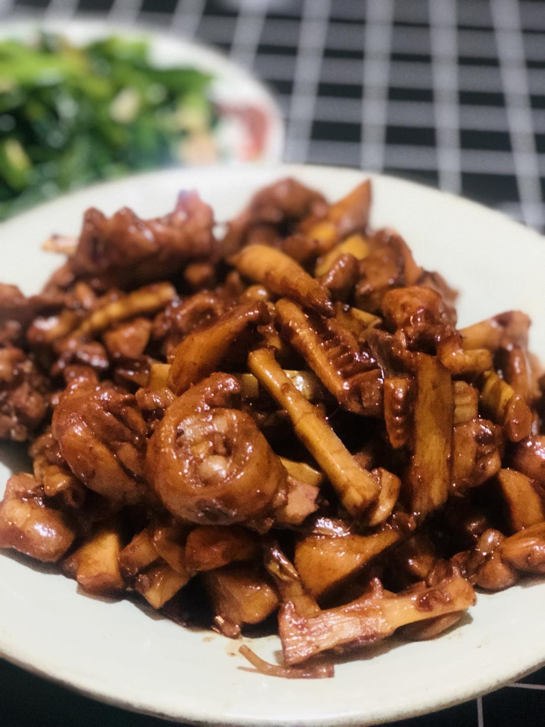 快手鸡腿焖笋的做法