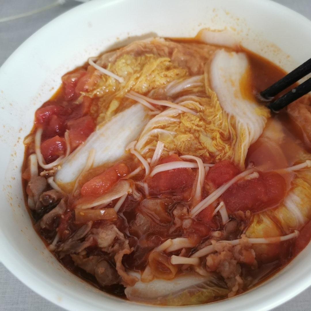 厨师长教你：“酸汤肥牛”的家常做法，金汤鲜香，酸辣开胃