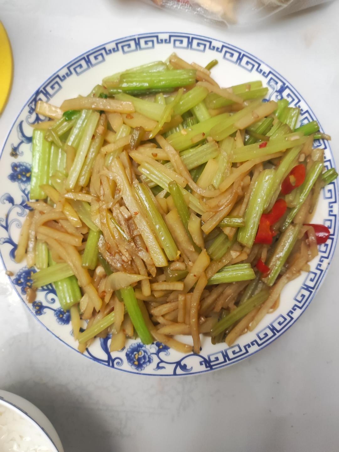 简单美味的家常菜！土豆丝炒芹菜