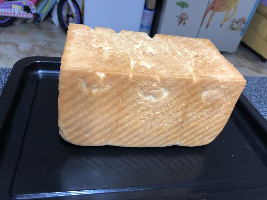 用烤箱自己做面包--手工牛奶吐司面包