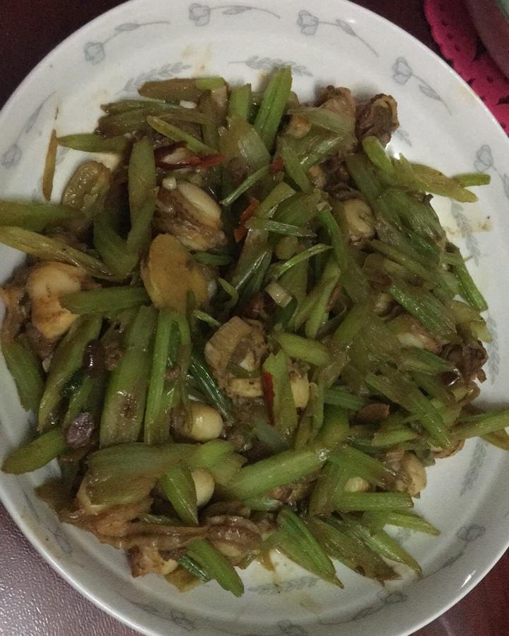 扇贝丁炒芹菜