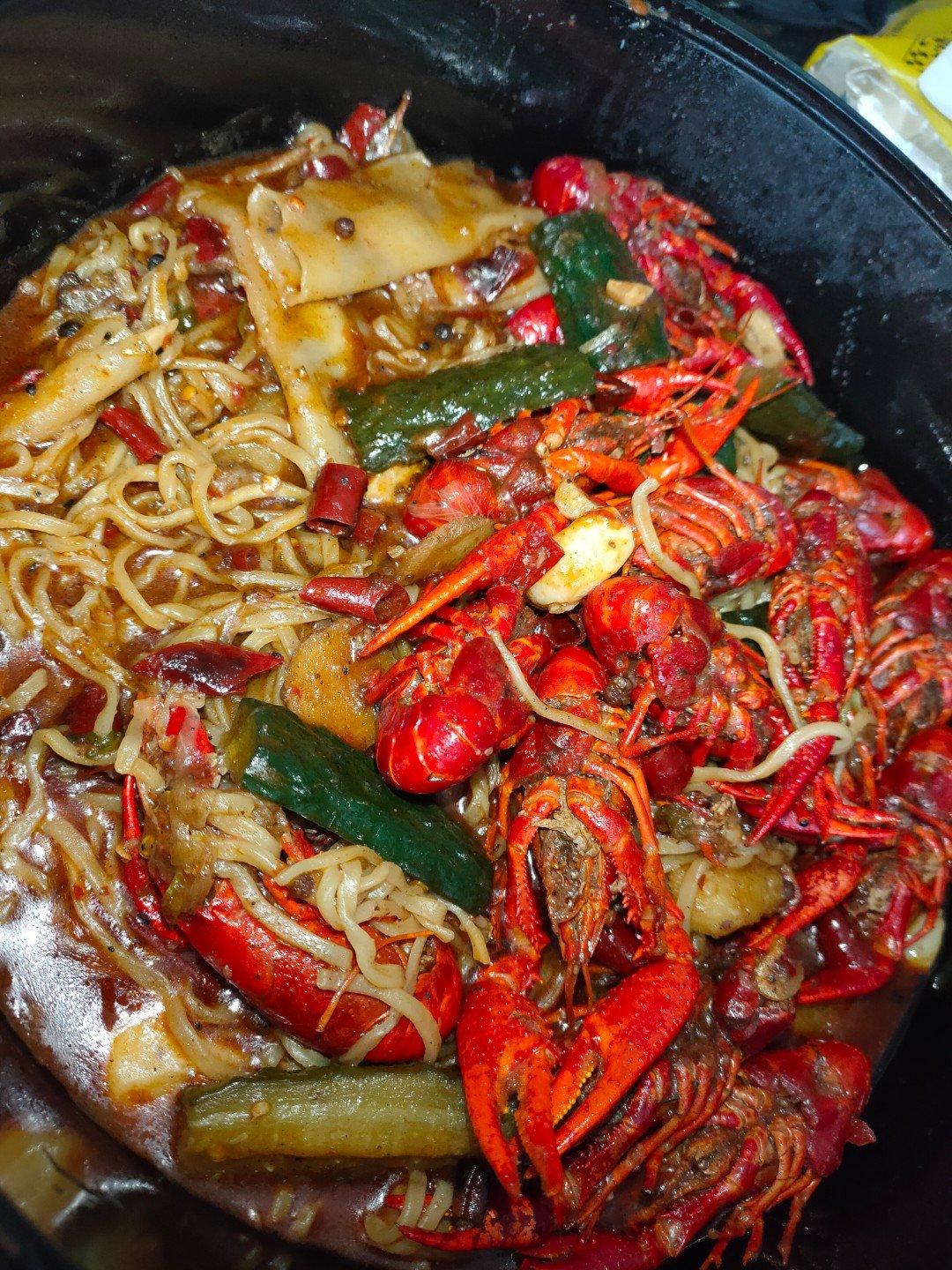 ccccc萍儿做的蒜蓉小龙虾闷伊面