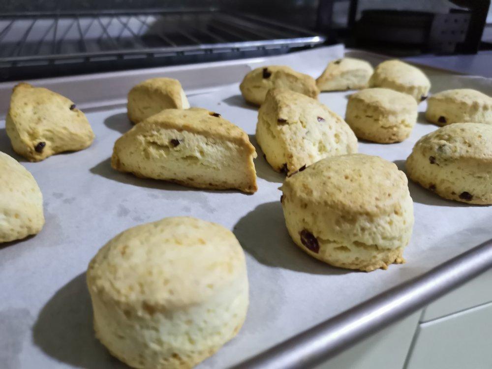 【视频】3分钟 奶油司康Scone(可能是世界上最快手的司康) 消耗淡奶油～