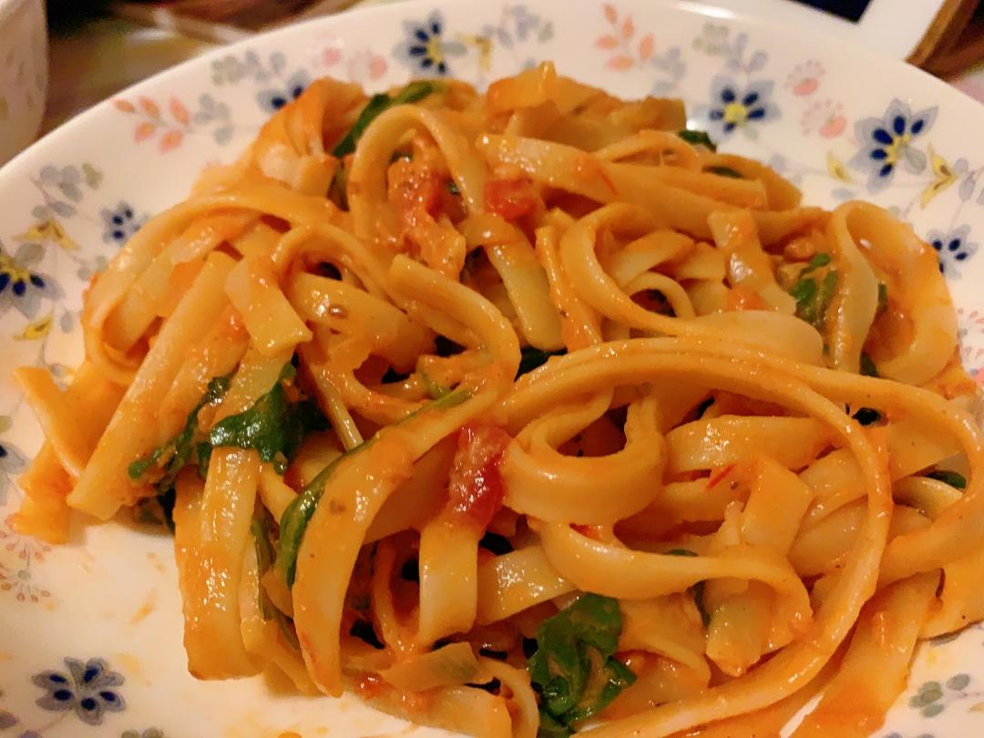 被意佬强行推荐的经典至简番茄金枪鱼意面(creamy tuna pasta)