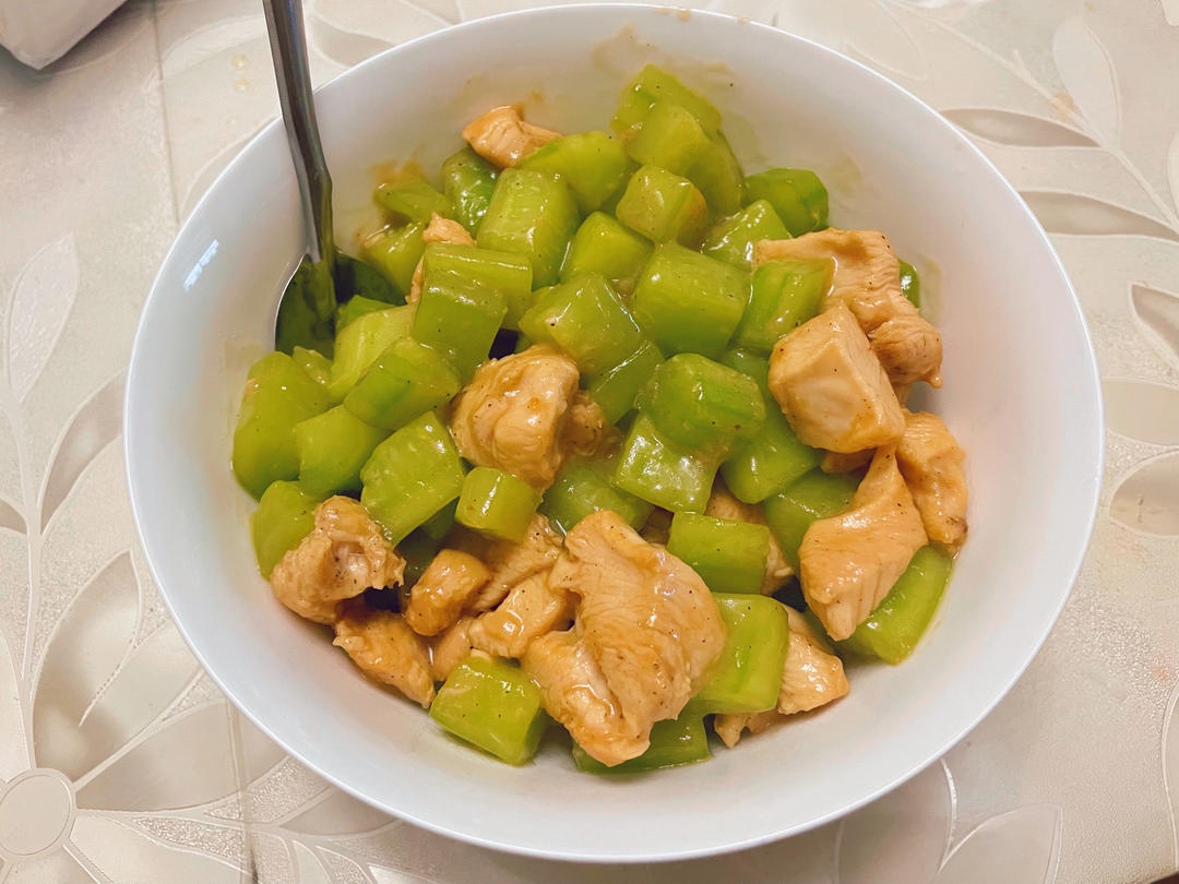 黄瓜胡萝卜鸡块（宫保鸡丁，营养又美味）