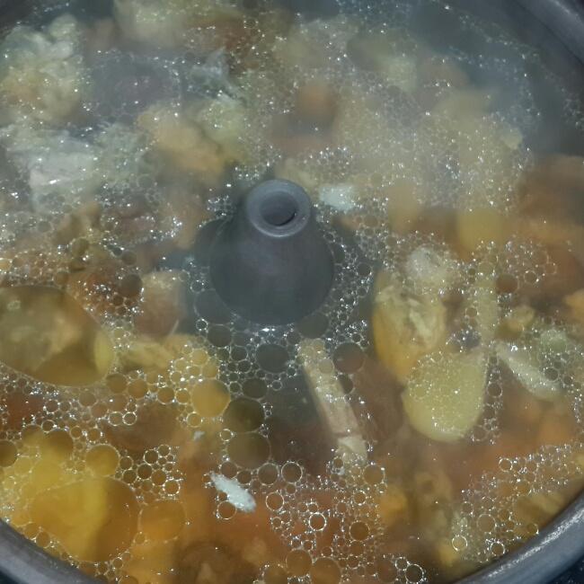 姬松茸老母鸡气锅汤的做法