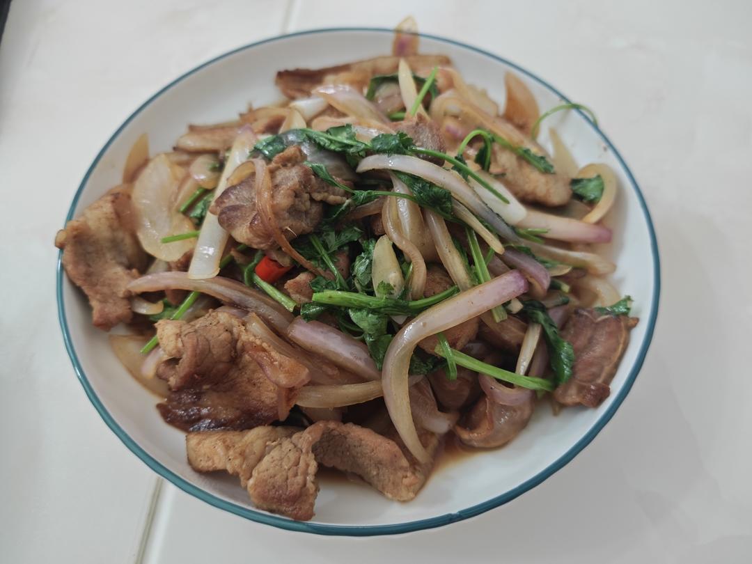 洋葱炒五花肉（香菜小米辣版）