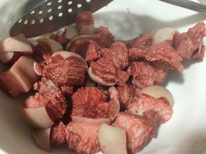 滋补红糟羊肉炖萝卜汤的做法 步骤3