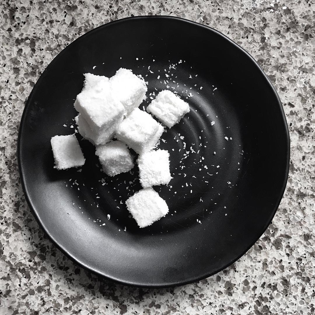 椰丝牛奶小方糕
