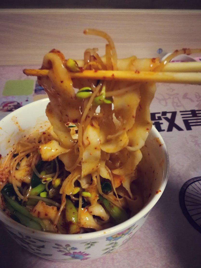 【油泼面】超级快手，好吃到炸裂😋