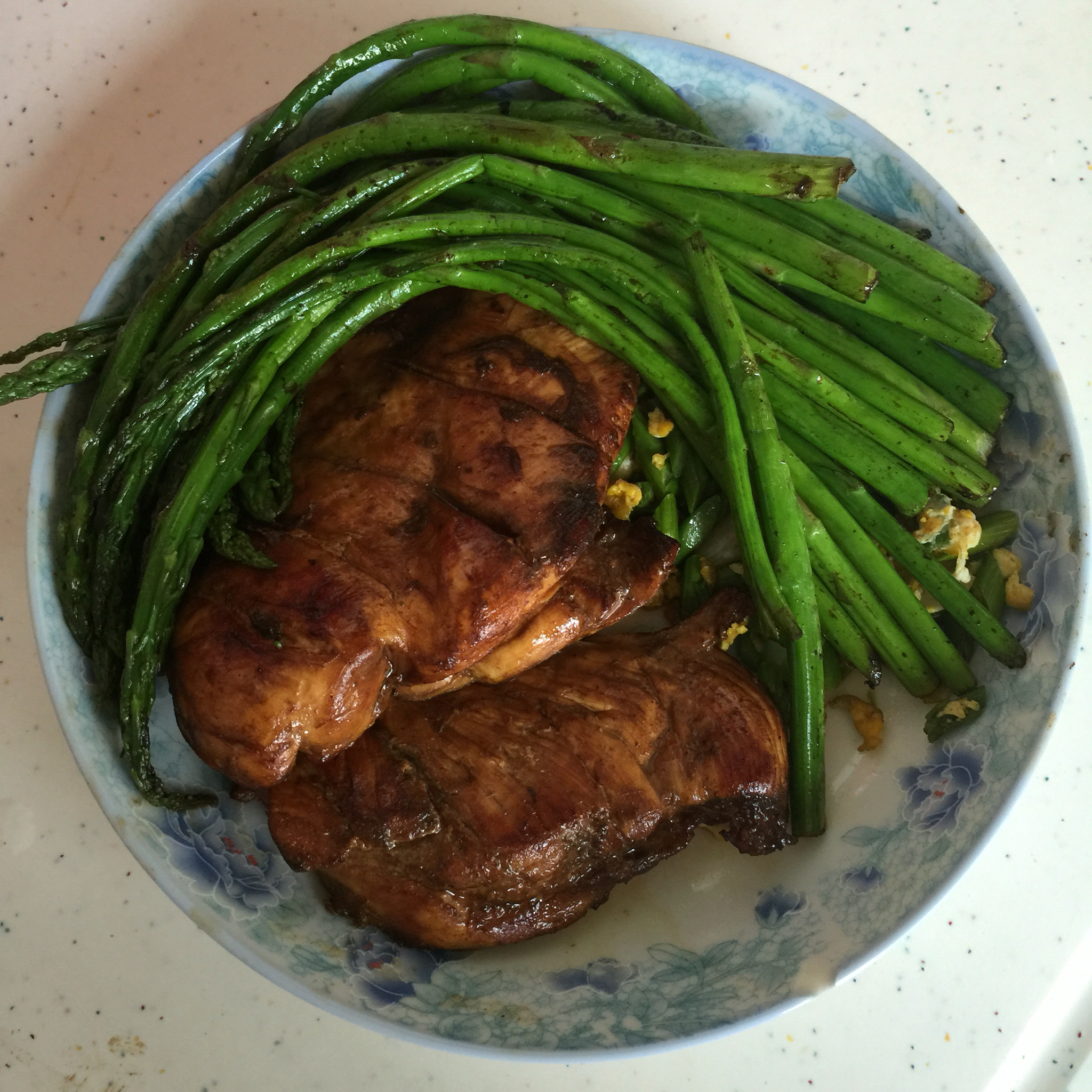 芦笋配煎鸡胸肉