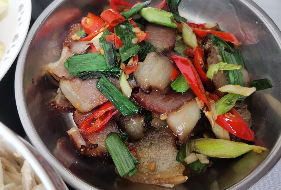 最具人间烟火气的大蒜辣椒炒湖南腊肉