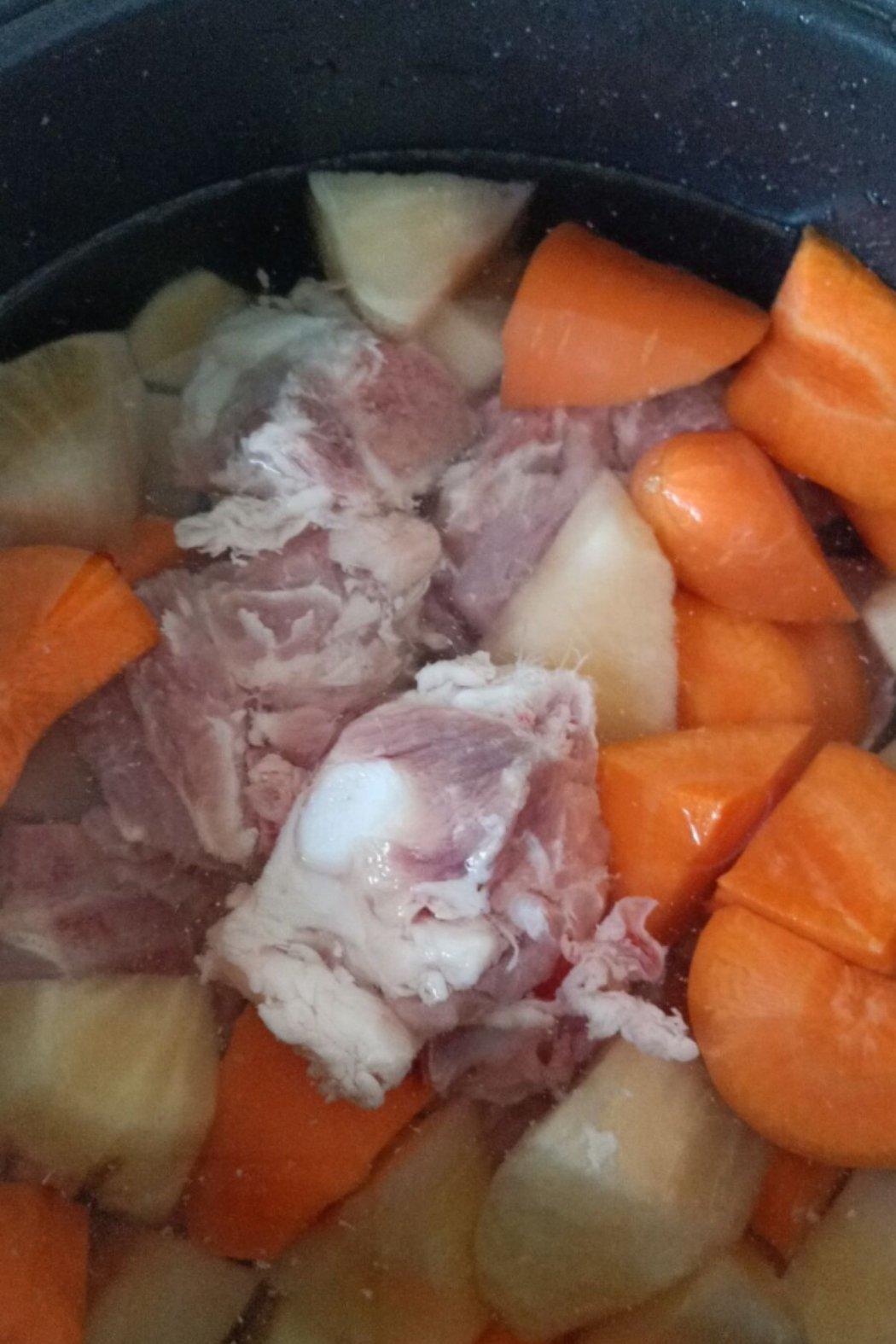 雪莲果红萝卜煲龙骨