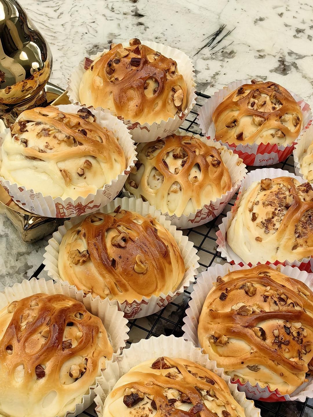 开心果肉松网纹面包