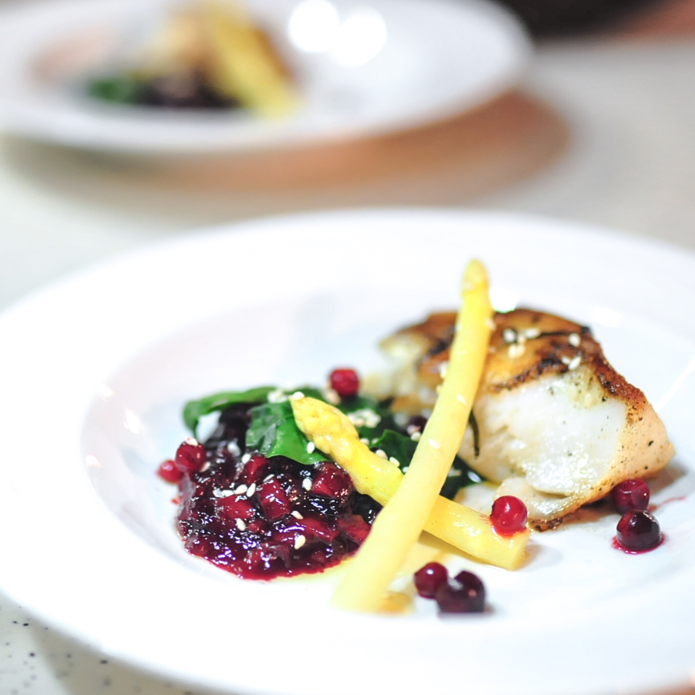 果味香煎银鳕鱼配芝麻菠菜