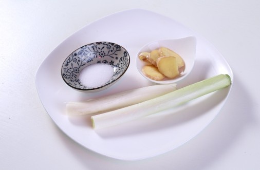 林志鹏自动烹饪锅烹制葱姜焗乳鸽-捷赛私房菜的做法 步骤2
