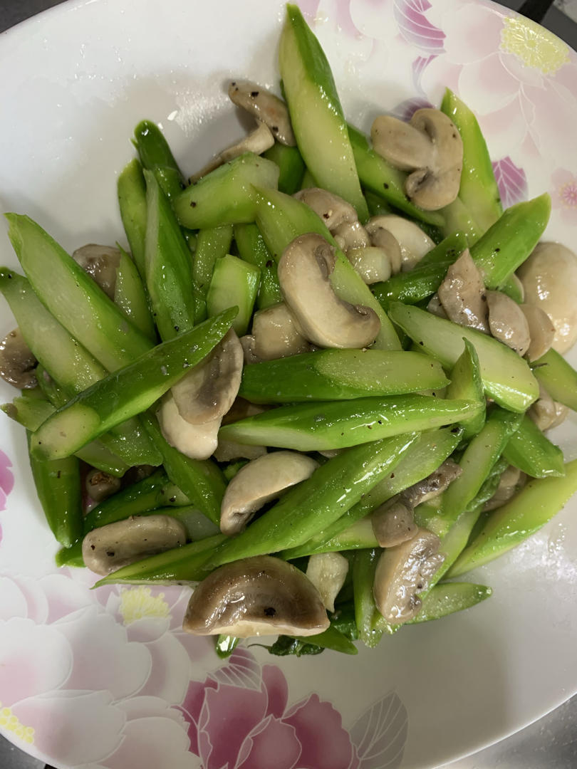 芦笋炒口蘑，口蘑鲜美，芦笋脆嫩。一学就会营养家常菜[味好美香辛时今菜]