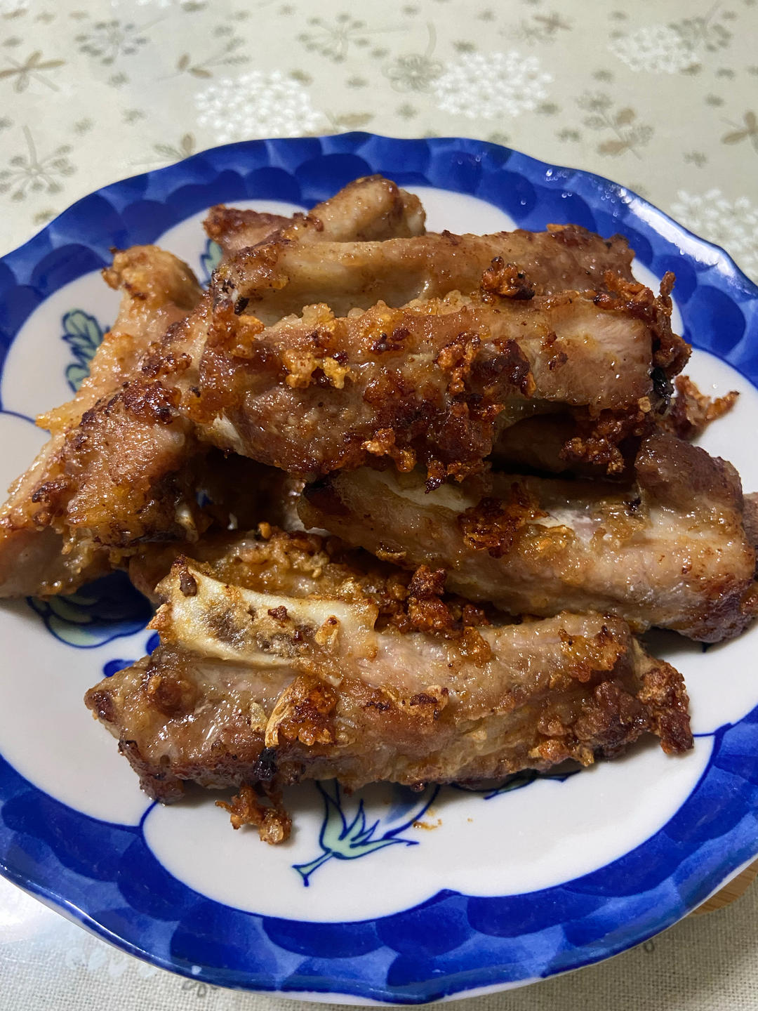 我家排骨从不红烧，加一些大蒜，出锅香喷喷，孩子吃完舔手指