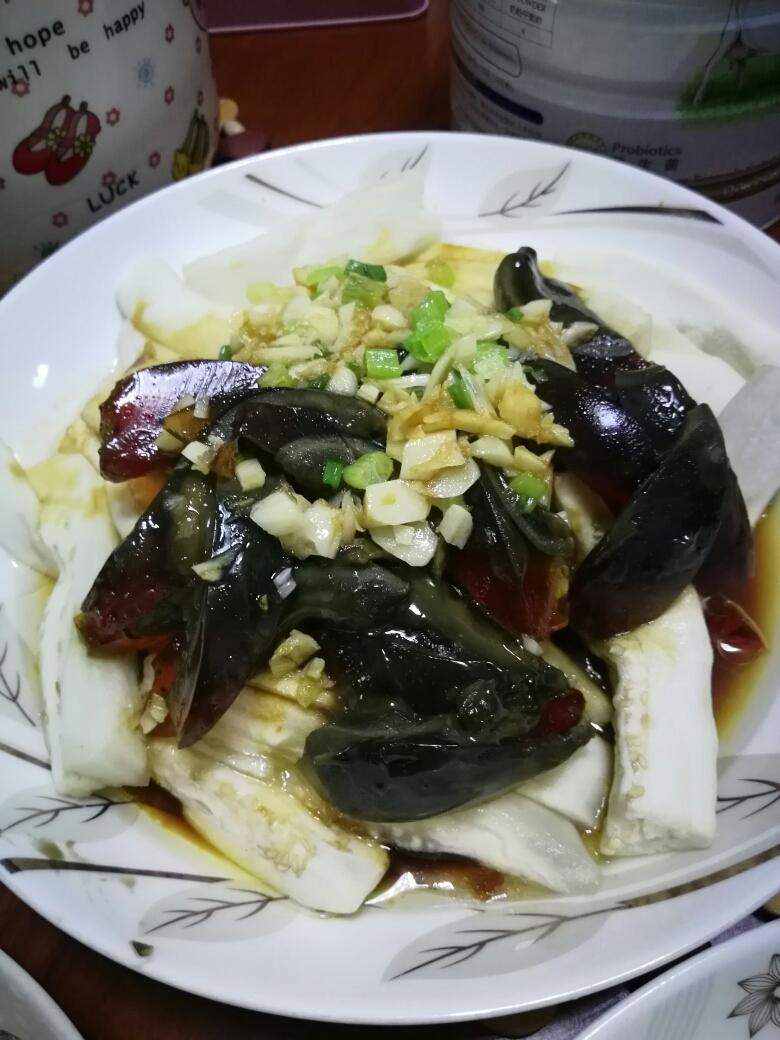 松花皮蛋拌茄子的做法