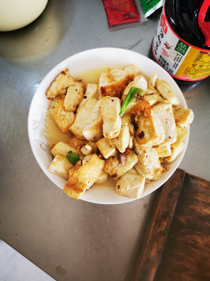 蘑菇五花肉炖豆腐的做法 步骤3