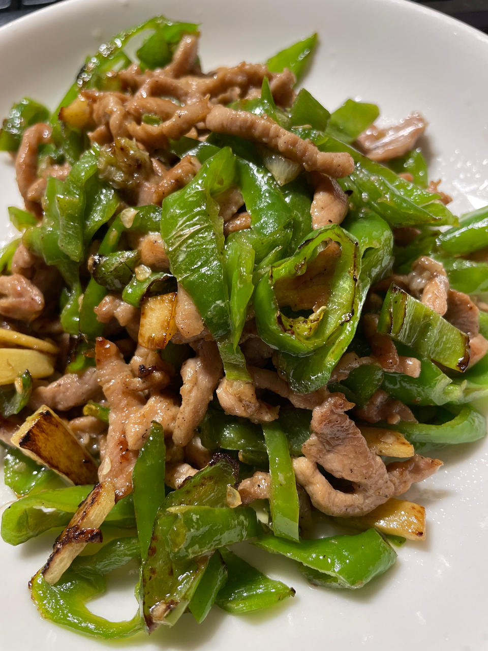 青椒肉丝，这样炒太好吃了。