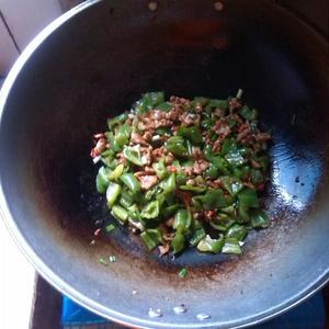 青椒炒肉的做法 步骤2