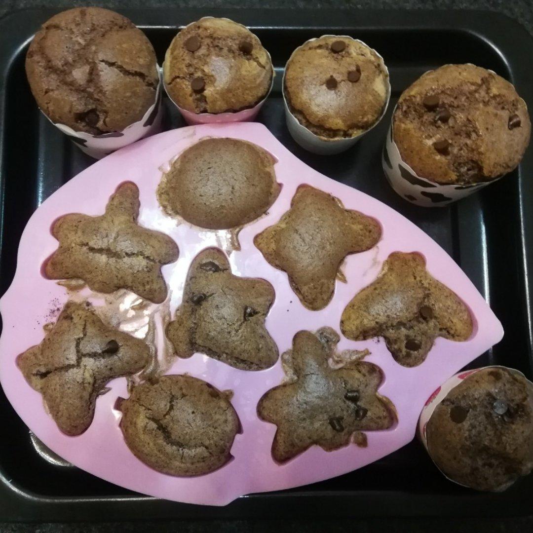 拉花戚风纸杯蛋糕