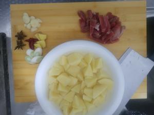 超下饭的芸豆土豆猪肉炖粉条的做法 步骤1