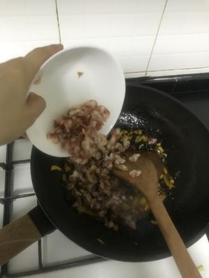 香菇木耳腊肠焖饭的做法 步骤4