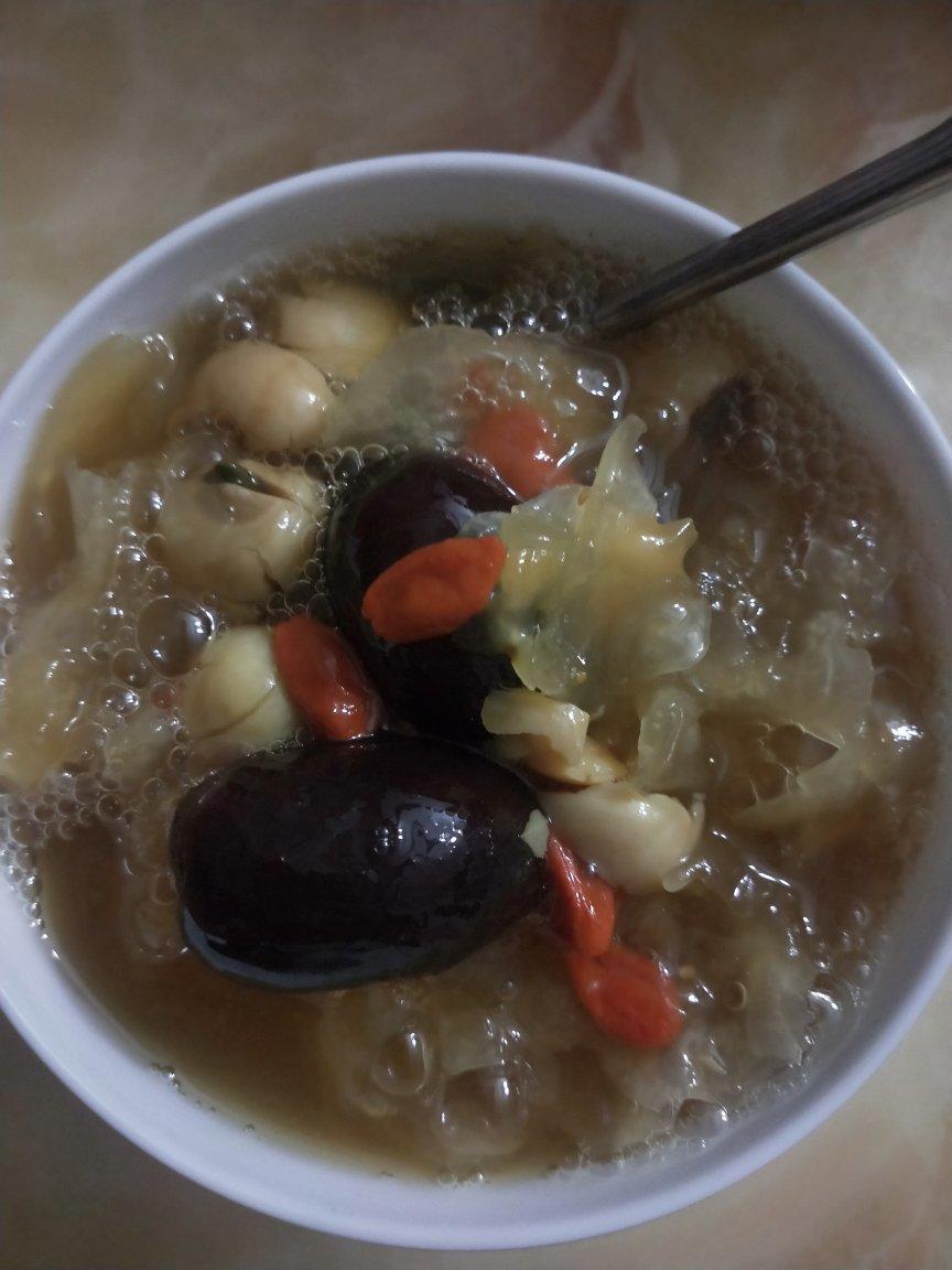 红枣银耳莲子羹（有出胶质、出胶，懒人的电压力锅版）