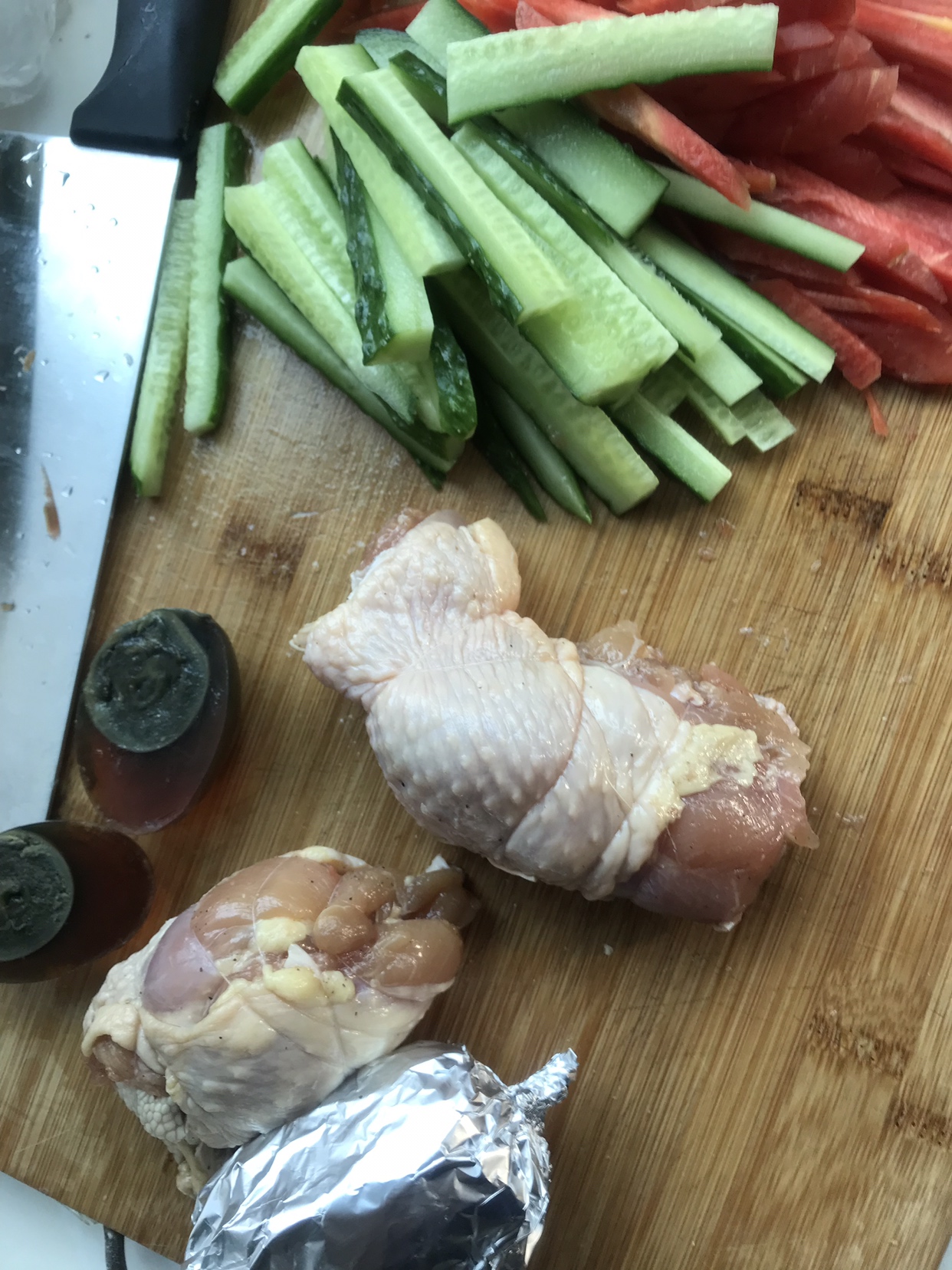鸡腿蔬菜皮蛋卷的做法 步骤3