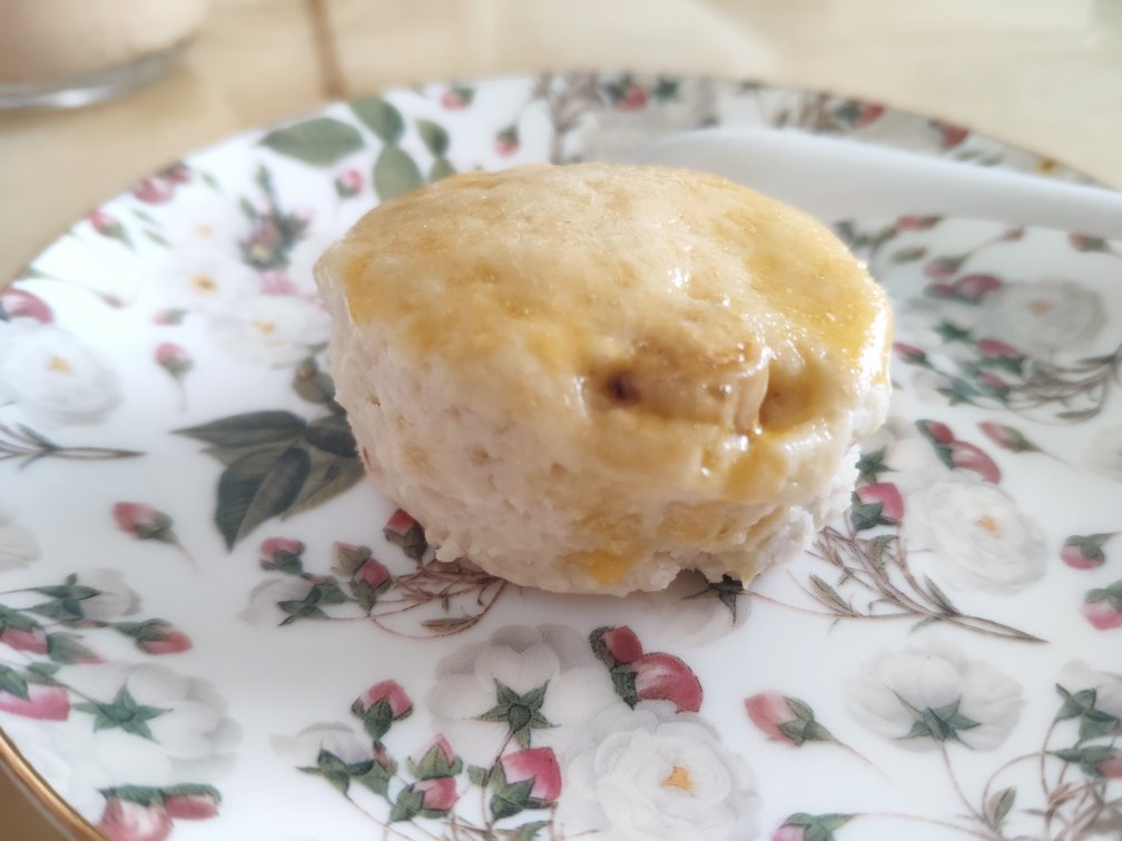 英式下午茶经典的司康饼，普通面粉也能做，像蛋糕又像面包