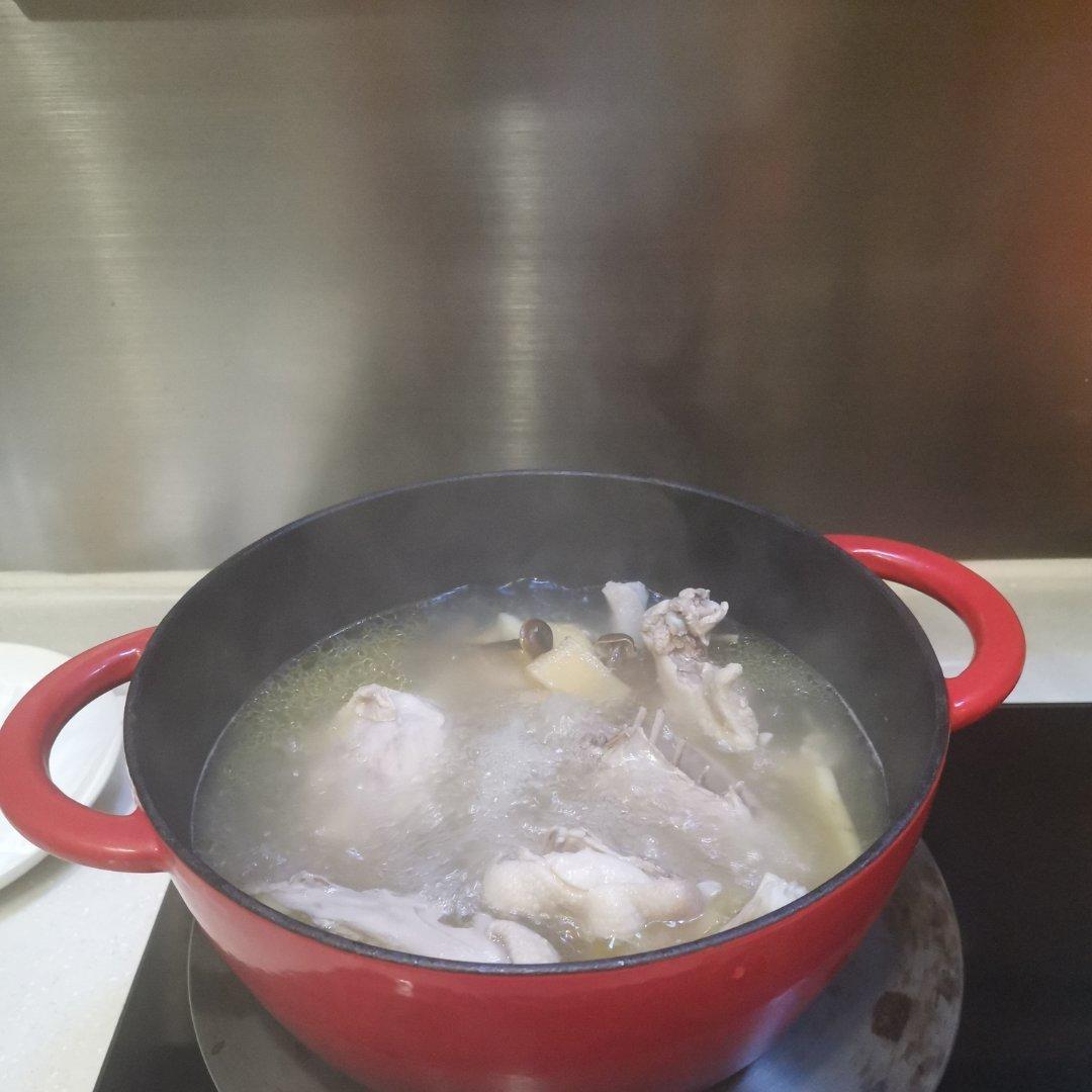 鲜笋鸭汤