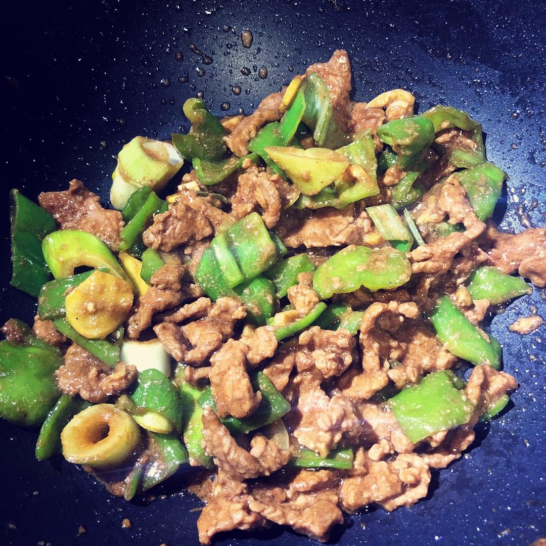 厨师长教你：“葱爆牛肉”的家常做法，葱香味浓郁先收藏起来