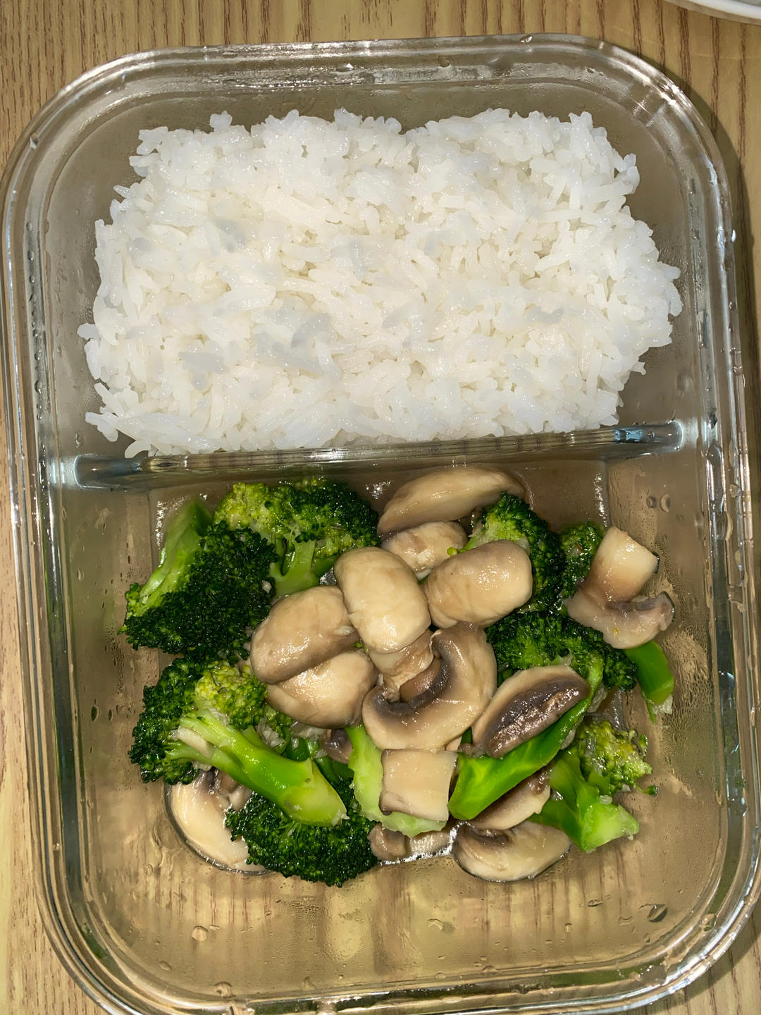 减脂餐～鲜美爽口的西蓝花炒口蘑