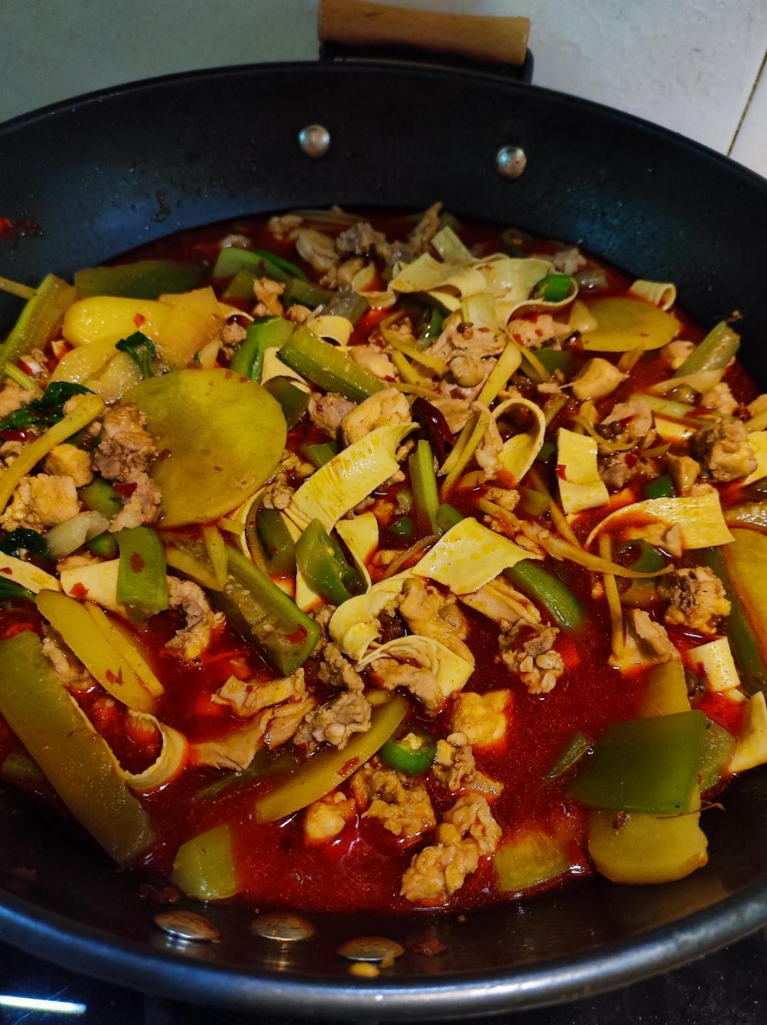 【创意小厨娘】家庭版鲜锅兔——兔肉嫩滑，麻辣爽口，这是一道下饭下酒的硬菜。