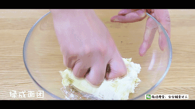 豆沙花瓣酥 宝宝辅食食谱的做法 步骤8