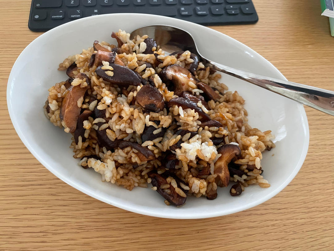 香菇酱油炒饭5分钟上桌超级好吃