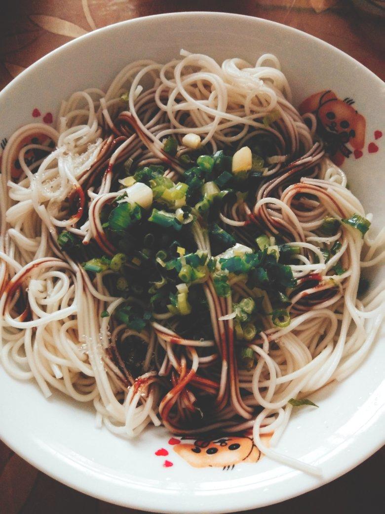 葱爆面—就是汪涵在天天向上里面做的那个啦