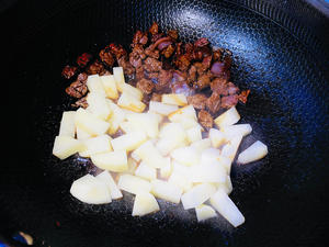 【家常菜】土豆炒牛肉粒的做法 步骤4