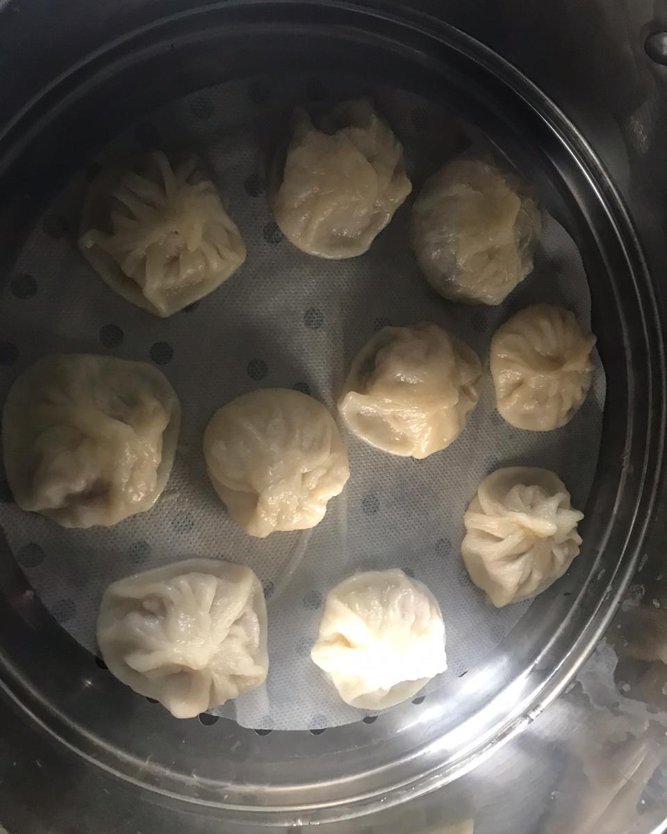 小笼包：一口爆汁！