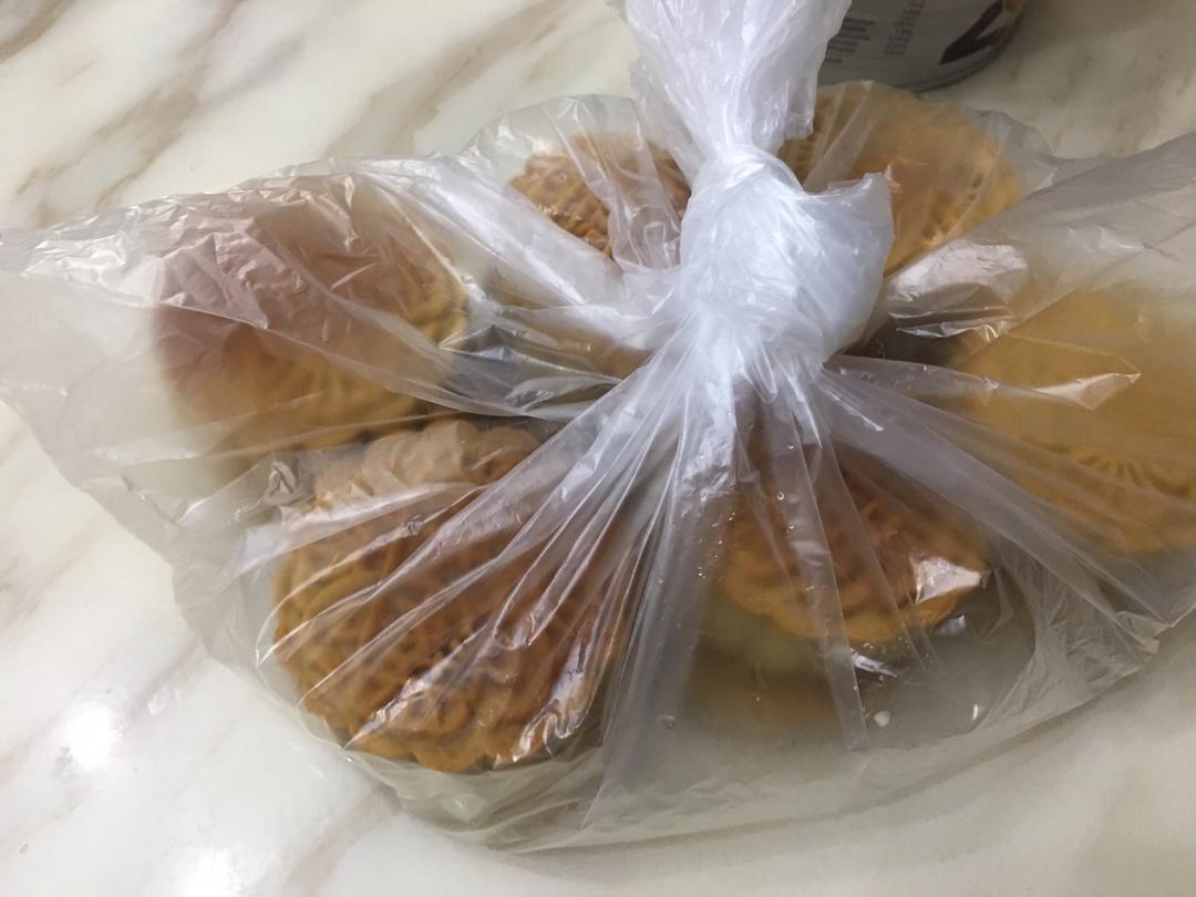 75g莲蓉蛋黄月饼的做法 步骤11