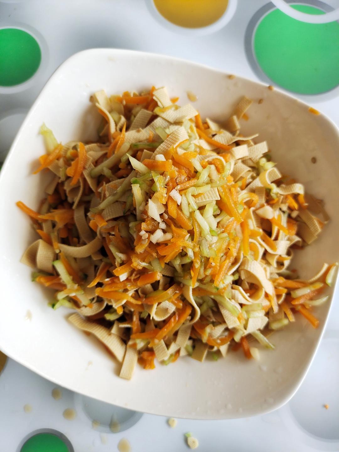 超快手的凉拌千张黄瓜胡萝卜丝
