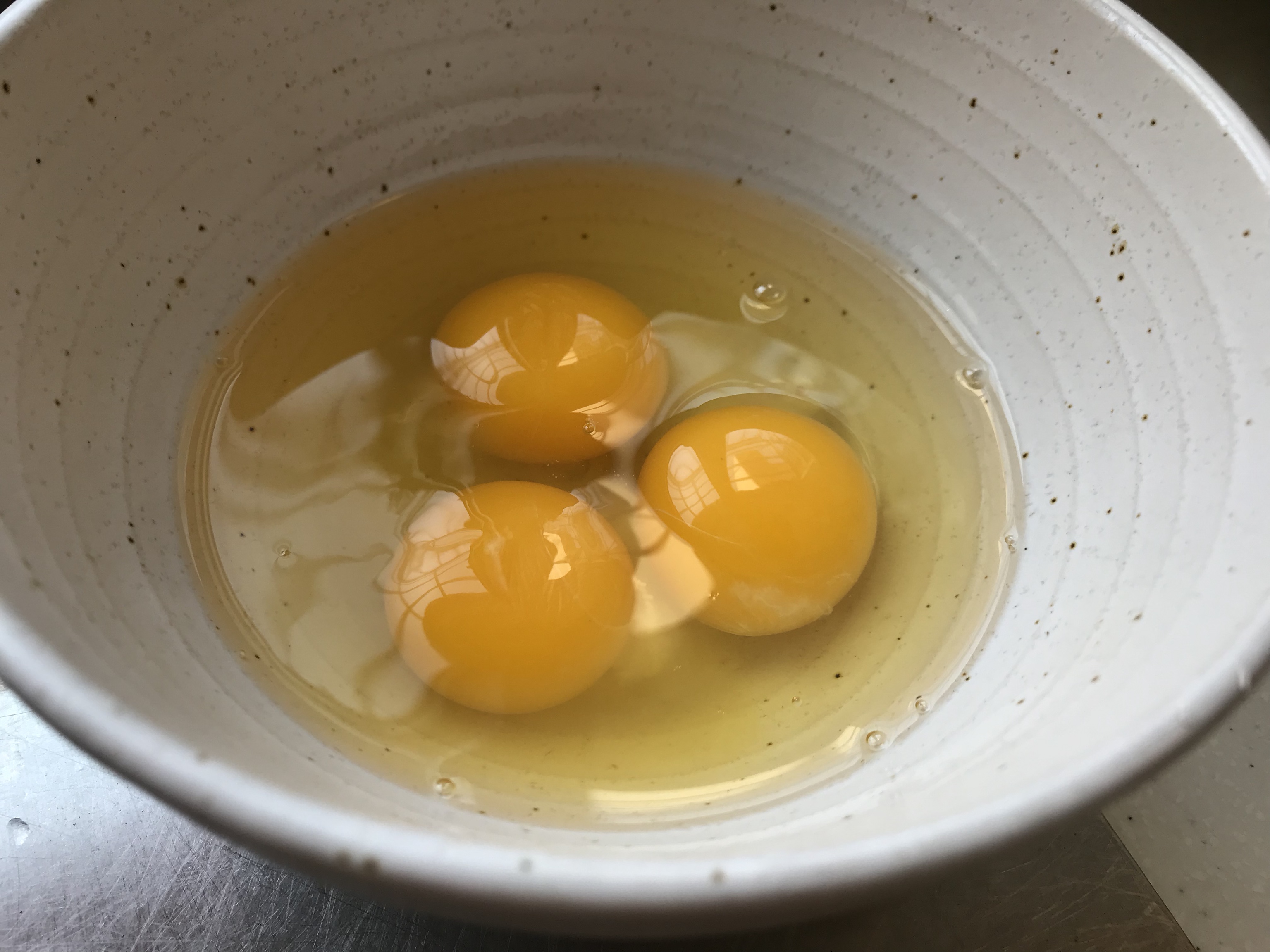 堂妈小厨——鸡蛋皮拌菠菜的做法 步骤1