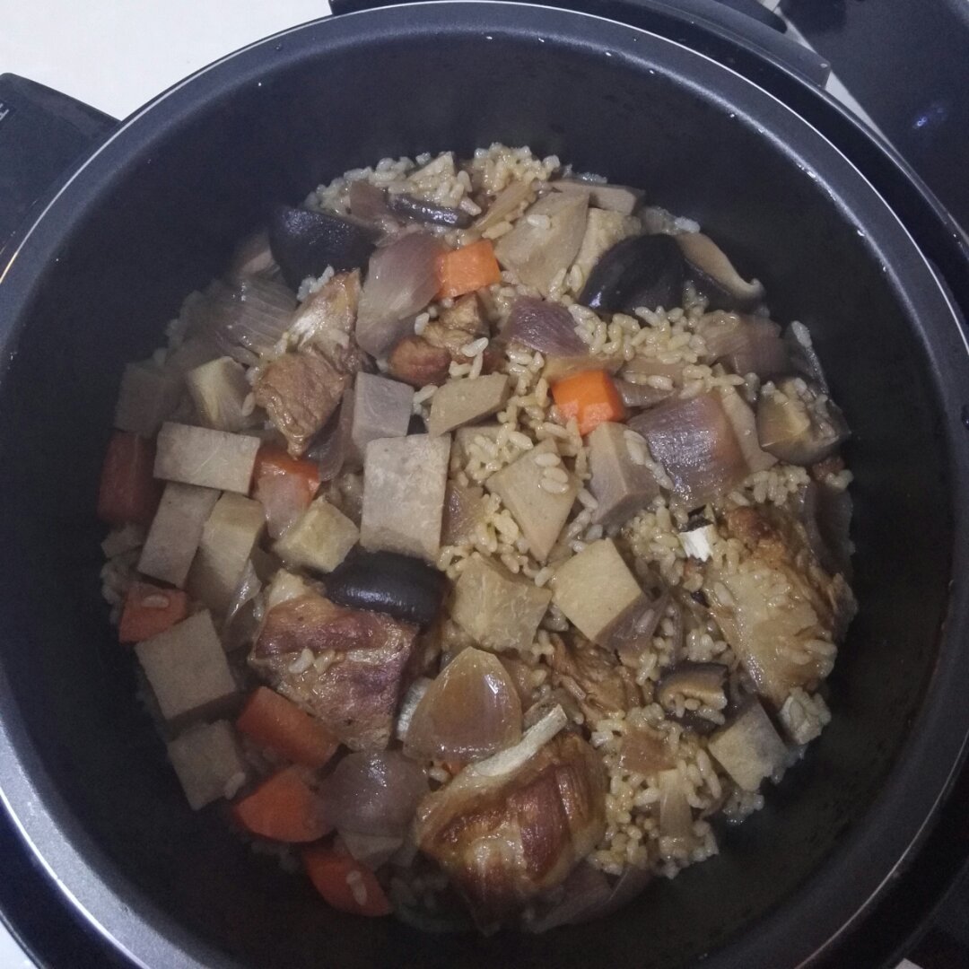 芋头排骨焖饭—有饭有肉有菜一人食
