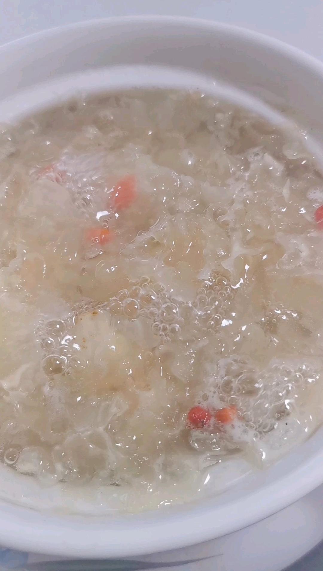 皂角米银耳百合莲子枸杞红枣糖水